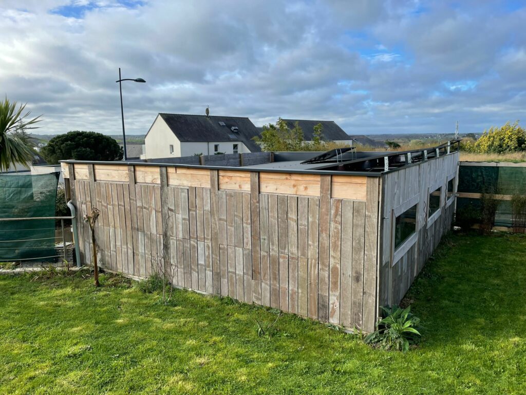 carport bardage bois panneaux solaire